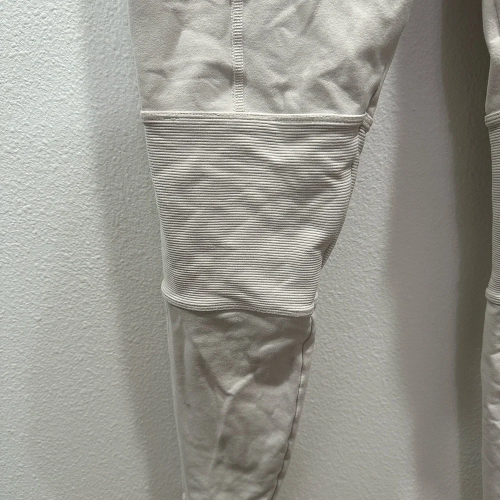 ALO Yoga Cream Avenue high waist Leggings in Bone size small GUC